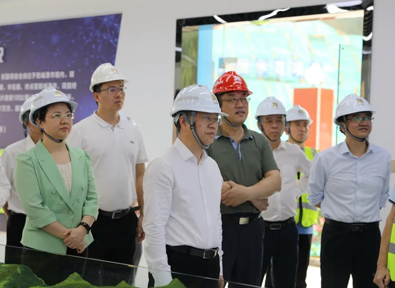 譚丕創(chuàng)（左二）、唐軼昂（左一）聽取項目情況介紹.jpg