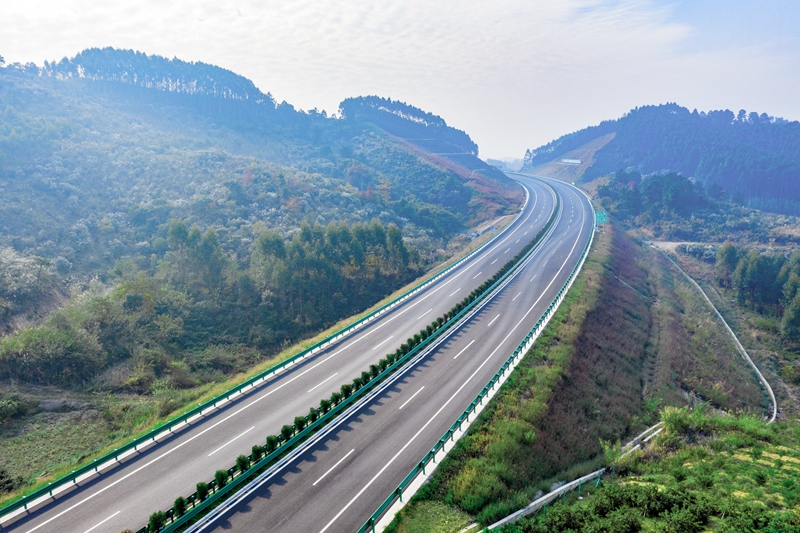 6.高速公路與群山相連，植被覆蓋率高，與原生態(tài)環(huán)境恢復有機結合.jpg